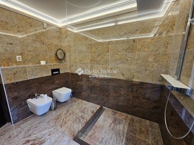 Eladó családi ház, Pócsmegyeren 259 M Ft, 6 szobás