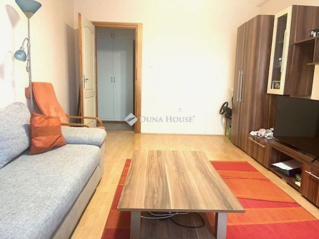 Eladó panellakás, Pécsett 58.99 M Ft, 4 szobás