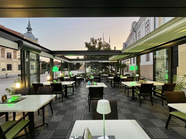 Eladó üzlethelyiség, Keszthelyen, Fő téren 340 M Ft