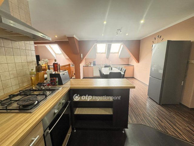 Eladó téglalakás, Pápán 43.9 M Ft, 3 szobás