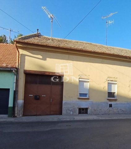 Eladó családi ház, Baján 14 M Ft, 1 szobás