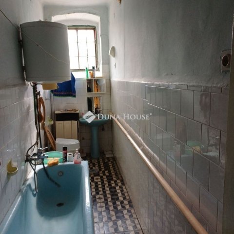 Eladó családi ház, Pécsett 36 M Ft, 3 szobás