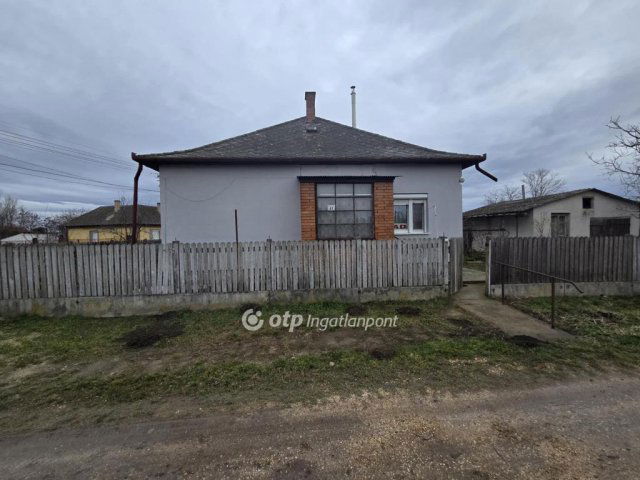 Eladó családi ház, Földesen 21.5 M Ft, 2 szobás