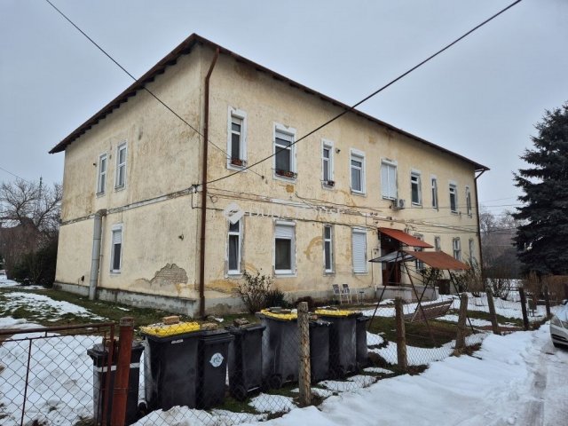 Eladó téglalakás, Ácson 38 M Ft, 3 szobás