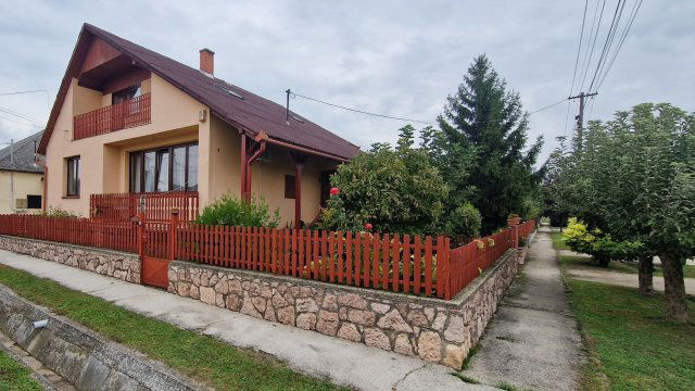 Eladó családi ház, Bábolnán 69.9 M Ft, 5 szobás