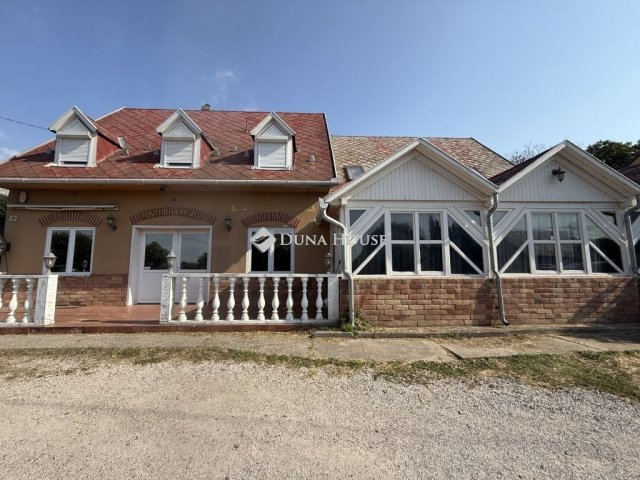 Eladó hotel, Nagyharsányon 42 M Ft, 7 szobás