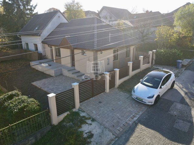 Eladó családi ház, Pécelen 89 M Ft, 3 szobás