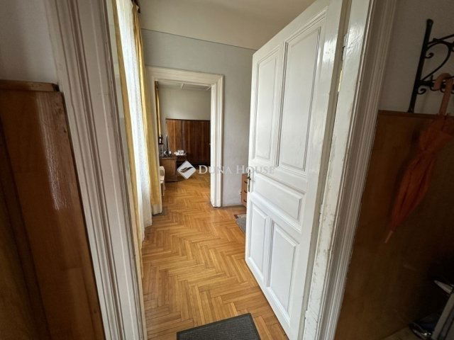 Eladó téglalakás, Budapesten, VI. kerületben 79.5 M Ft, 2 szobás