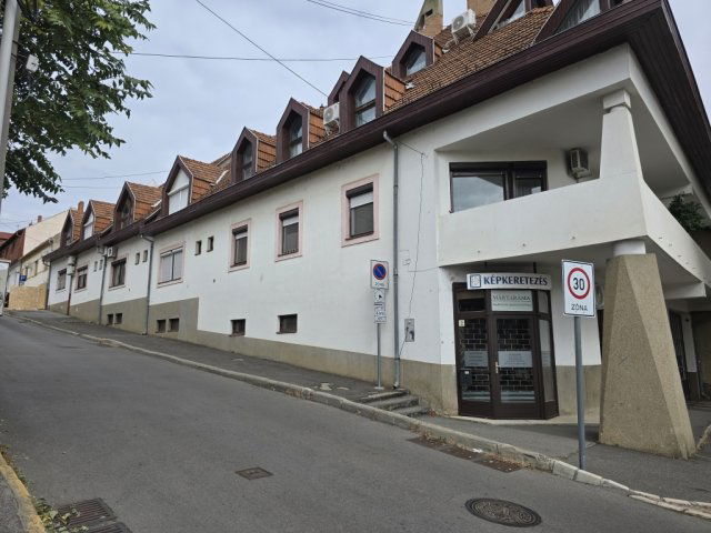 Eladó téglalakás, Pécsett 68.9 M Ft, 4 szobás