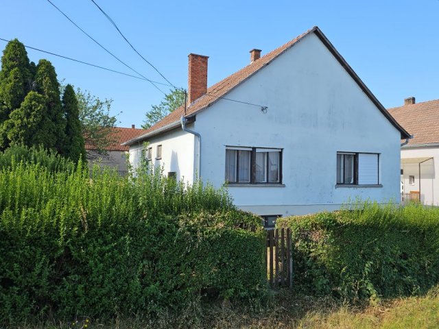 Eladó családi ház, Bonyhádon 45 M Ft, 5+2 szobás