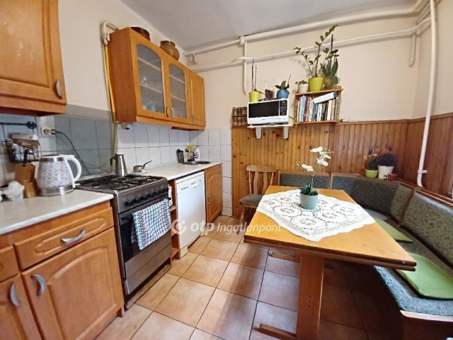 Eladó családi ház, Egerben 79.9 M Ft, 6 szobás
