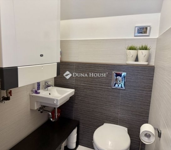 Eladó családi ház, Pécsett 129.9 M Ft, 5 szobás