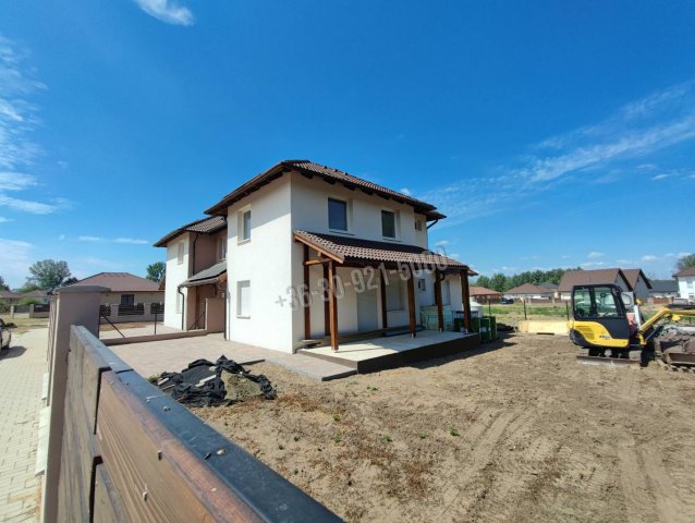 Eladó ikerház, Vácrátóton 105 M Ft, 5 szobás