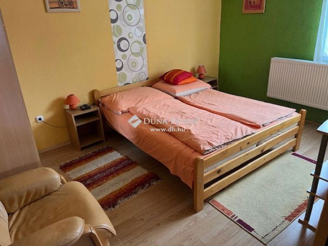 Eladó családi ház, Balatonfenyvesen 224 M Ft, 9 szobás