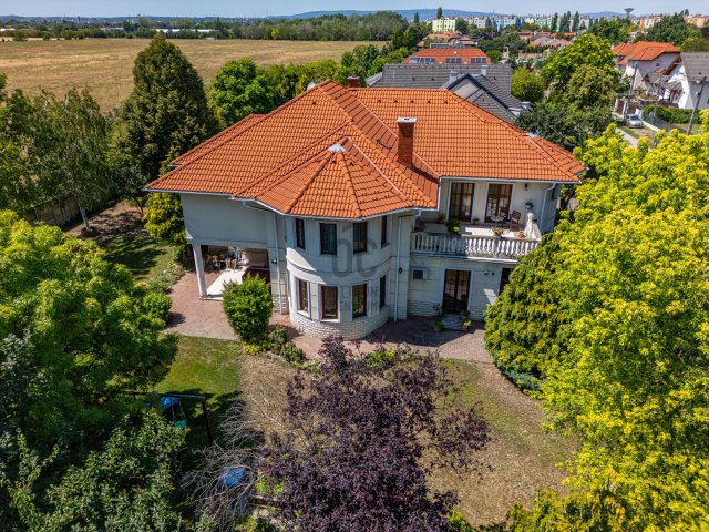 Eladó családi ház, Szigetszentmiklóson 289 M Ft, 9 szobás