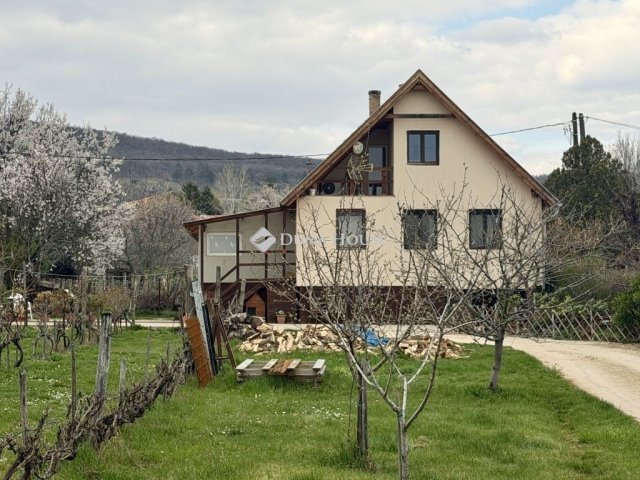 Eladó családi ház, Csopakon 68 M Ft, 5 szobás