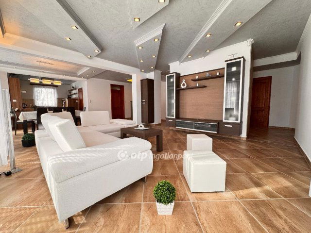 Eladó családi ház, Pápán 135 M Ft, 4 szobás