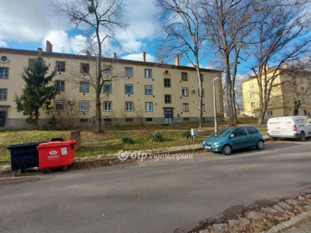 Eladó téglalakás, Pécsett 32.7 M Ft, 2 szobás