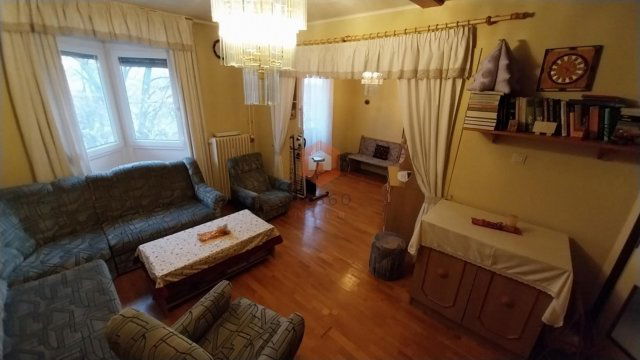 Eladó panellakás, Pécsett 66 M Ft, 1+4 szobás