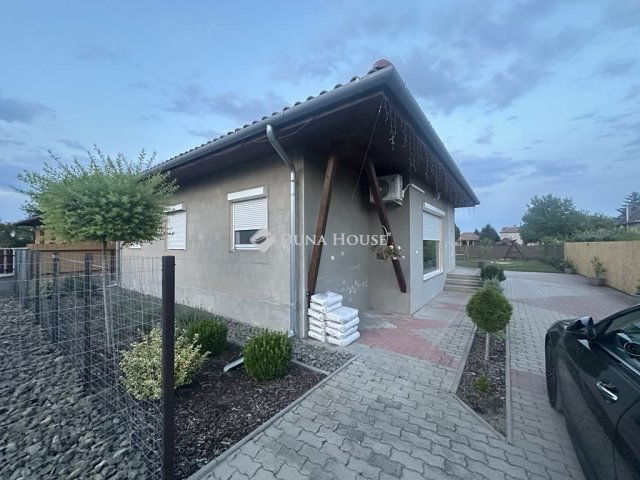 Eladó családi ház, Cegléden 74 M Ft, 5 szobás