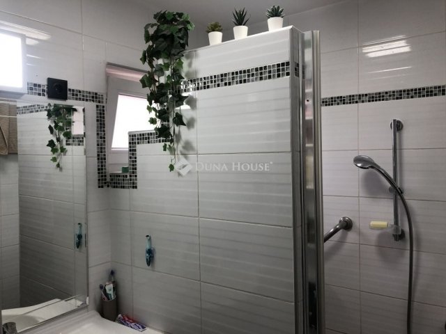 Eladó családi ház, Mogyoródon 137 M Ft, 5 szobás