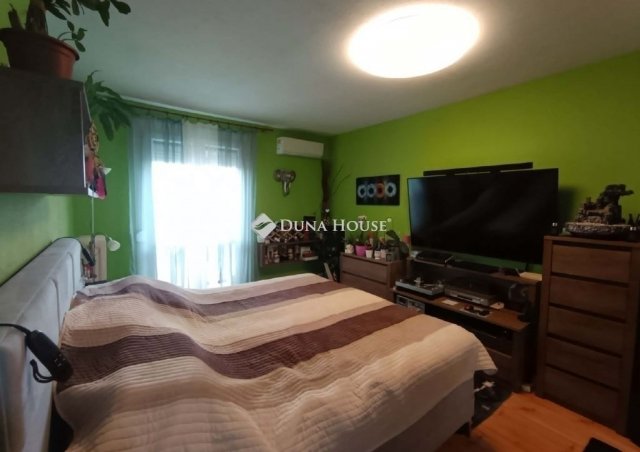 Eladó panellakás, Pécsett 39.5 M Ft, 2 szobás