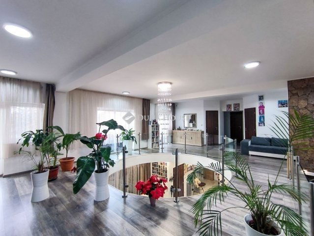 Eladó családi ház, Kiskunlacházán 427.5 M Ft, 9 szobás