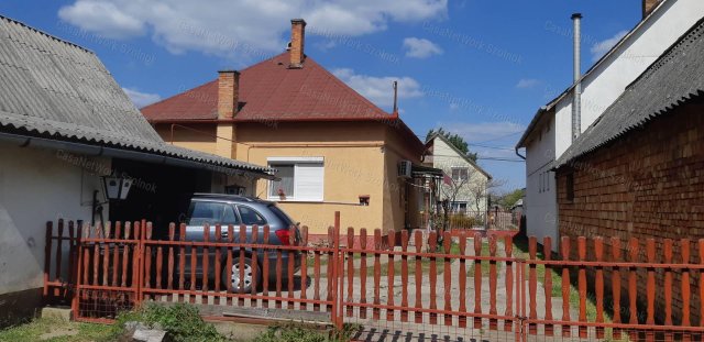 Eladó családi ház, Tiszaföldváron 35.9 M Ft, 3 szobás