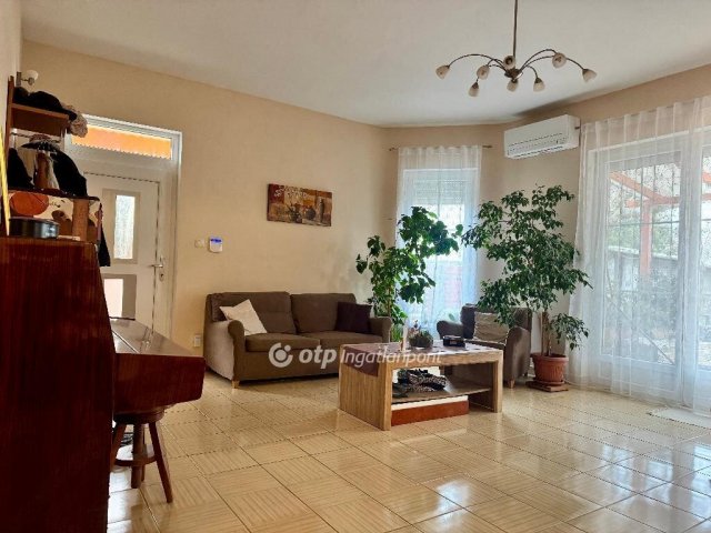 Eladó családi ház, Székesfehérvárott 165 M Ft, 4 szobás