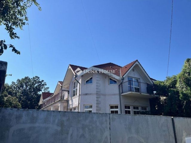 Eladó családi ház, Pécsett 109 M Ft, 6 szobás