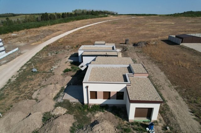 Eladó ikerház, Bábolnán 126 M Ft, 4 szobás