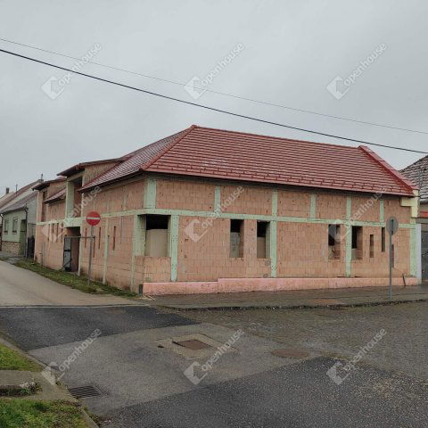 Eladó ipari ingatlan, Pápán 100 M Ft / költözzbe.hu