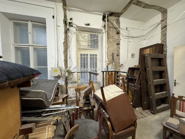 Eladó üzlethelyiség, Budapesten, VI. kerületben 270 M Ft