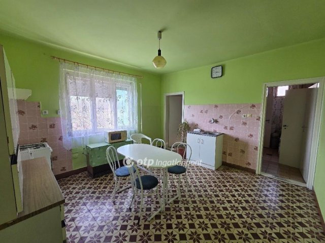 Eladó családi ház, Orosházán 12 M Ft, 2 szobás