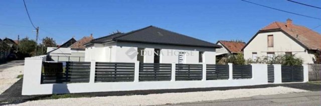 Eladó ikerház, Szolnokon 67.9 M Ft, 4 szobás