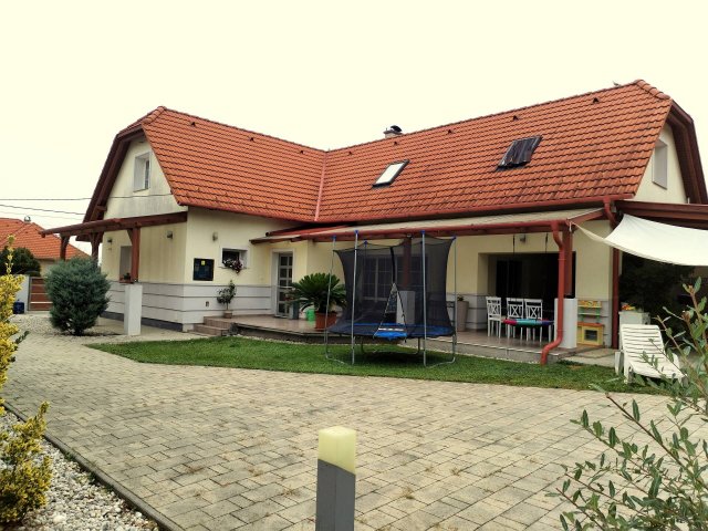 Eladó családi ház, Balatonszentgyörgyön 141.9 M Ft, 5+1 szobás