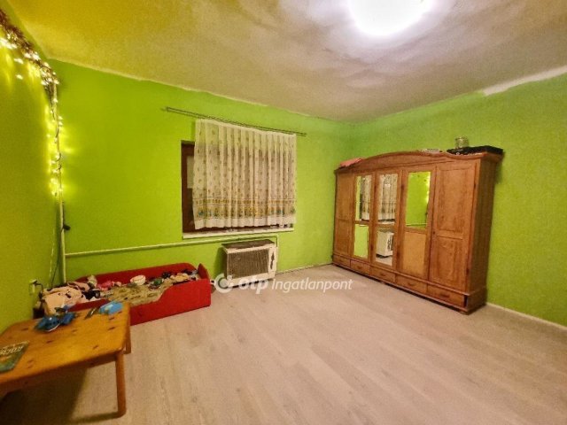Eladó családi ház, Pápán 21.99 M Ft, 2 szobás