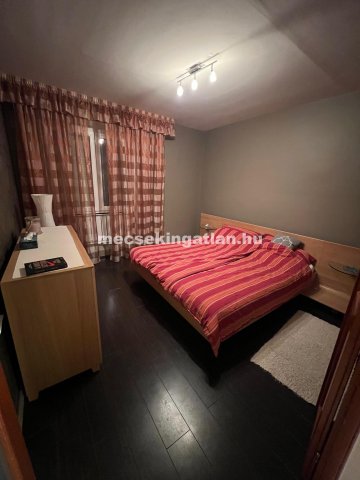 Kiadó panellakás, albérlet, Pécsett 220 E Ft / hó, 3 szobás