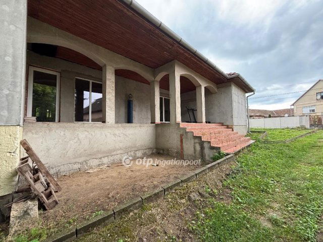 Eladó családi ház, Dombrádon 24.9 M Ft, 5 szobás