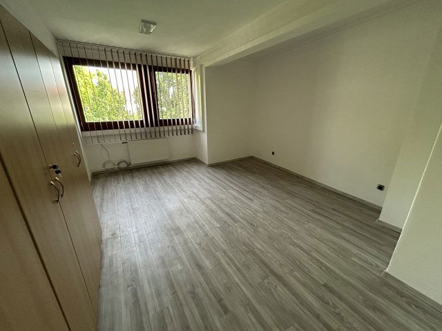 Kiadó iroda, Veszprémben, Óváros téren 100 E Ft / hó