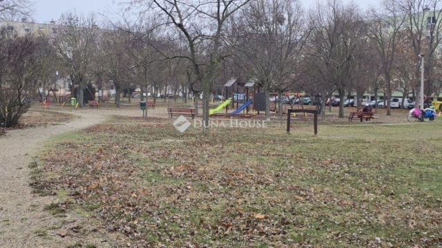 Eladó panellakás, Szegeden 66.49 M Ft, 3 szobás