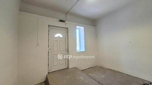 Eladó üzlethelyiség, Jászberényben 79 M Ft