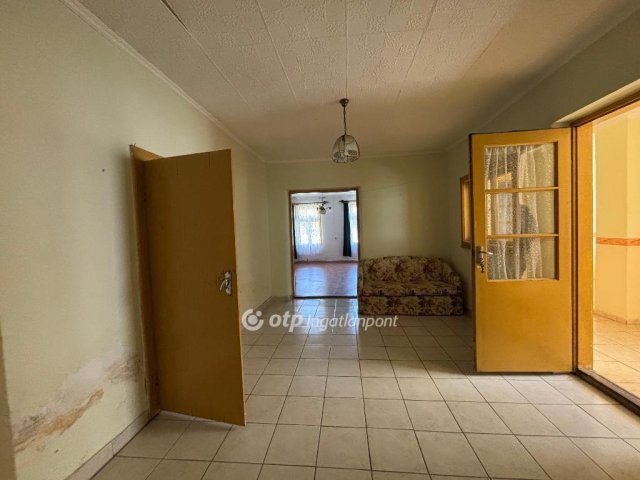 Eladó családi ház, Bakonyságon 20.9 M Ft, 2 szobás