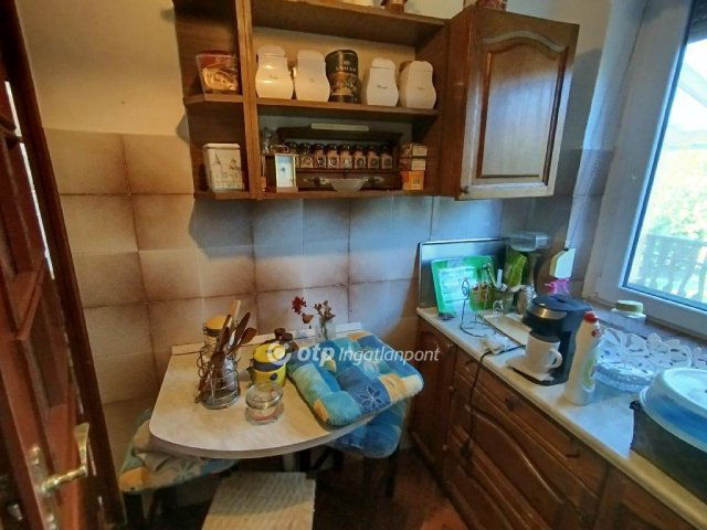 Eladó családi ház, Komlón 80 M Ft, 6 szobás