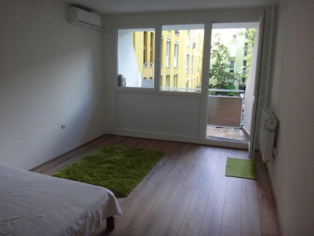 Kiadó panellakás, albérlet, Pécsett, Őz utcában 220 E Ft / hó