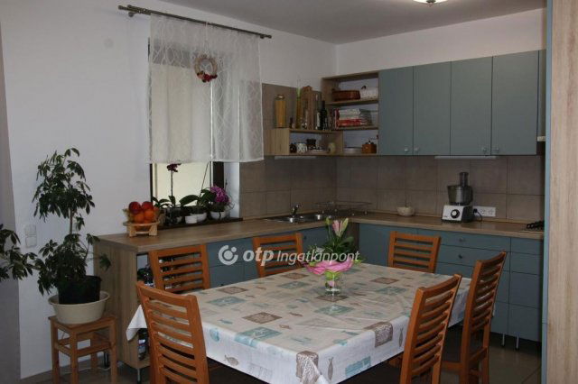 Eladó családi ház, Makláron 95 M Ft, 4+2 szobás