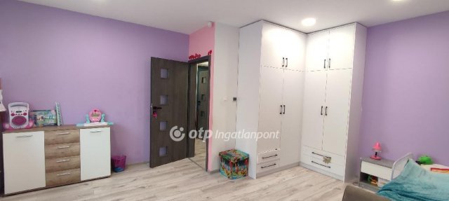 Eladó családi ház, Pápán 180 M Ft, 5+2 szobás