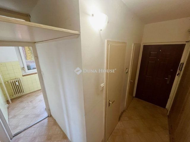 Eladó panellakás, Székesfehérvárott 55.9 M Ft, 3 szobás