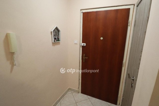 Eladó panellakás, Orosházán 22.5 M Ft, 2+1 szobás