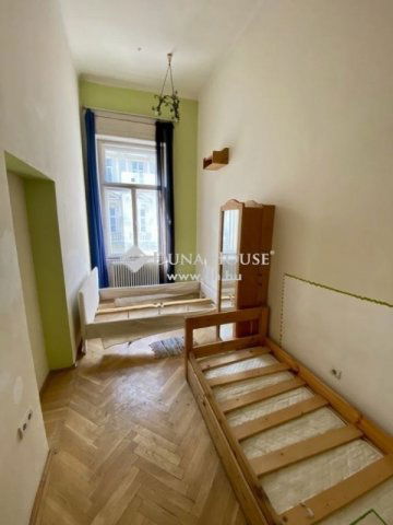 Eladó téglalakás, Budapesten, VI. kerületben 210 M Ft, 1 szobás